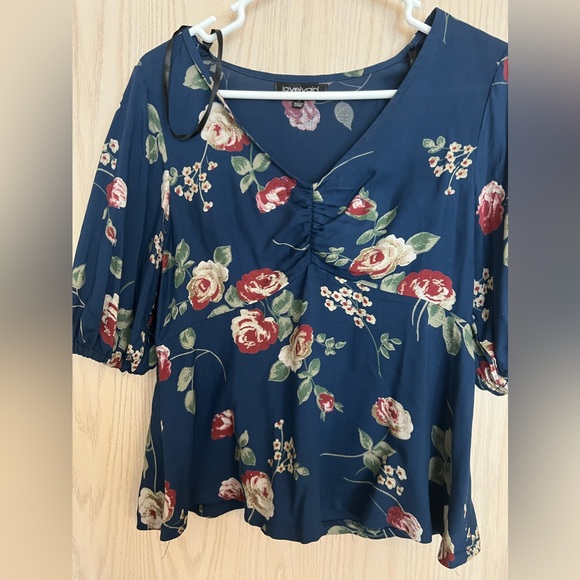 LOVELY GIRL FLORAL BLOUSE , side hidden zipper ,SIZE M GREAT USED CONDITION - Picture 1 of 4